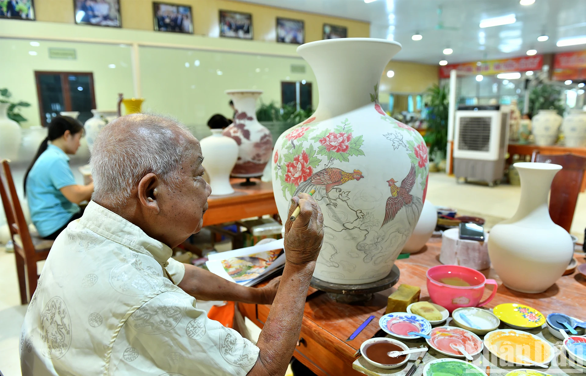 [Foto] Cerámica Chu Dau: Una línea de cerámica antigua y única que lleva la cultura vietnamita al mundo. Foto 2