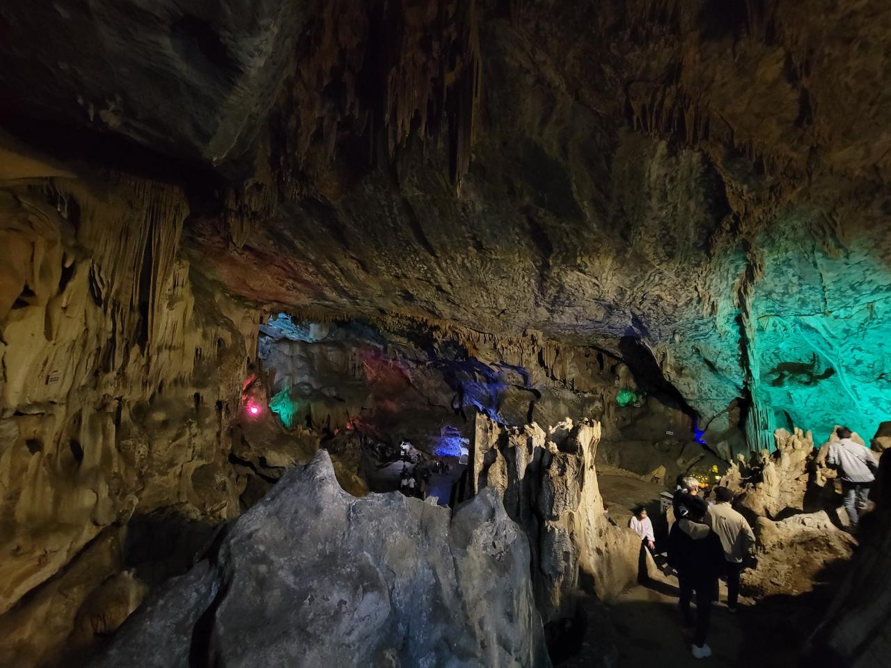 Profundizando más se encuentra la zona de la cueva de Tien Son con su asombrosa belleza que sólo aquellos que se toman el esfuerzo de subir y entrar pueden admirar.