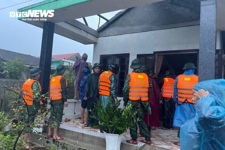 La pluie et les vents violents ont emporté les toits de certaines maisons de la ville de Lang Co (district de Phu Loc).