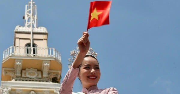 El público rodeó el coche de desfile de la señorita Thanh Thuy