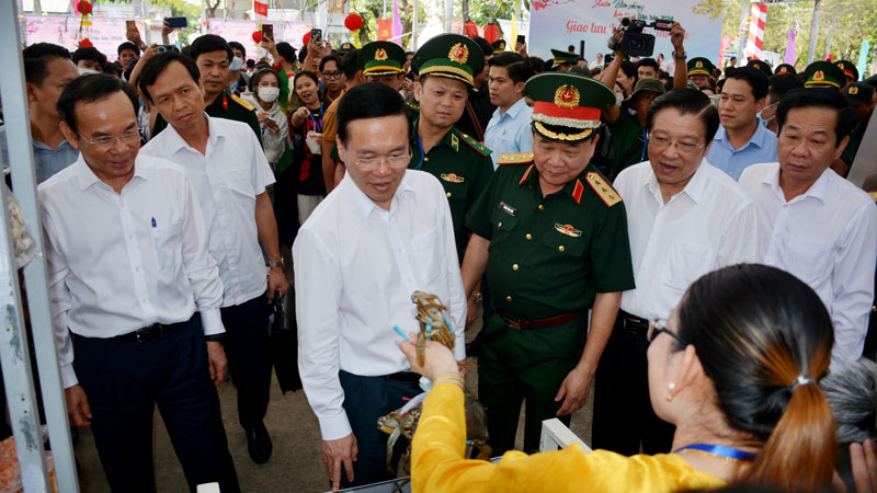 Chủ tịch nước Võ Văn Thưởng tham dự chương trình 'Xuân biên phòng ấm lòng dân bản' tại Hà Tiên- Ảnh 1.