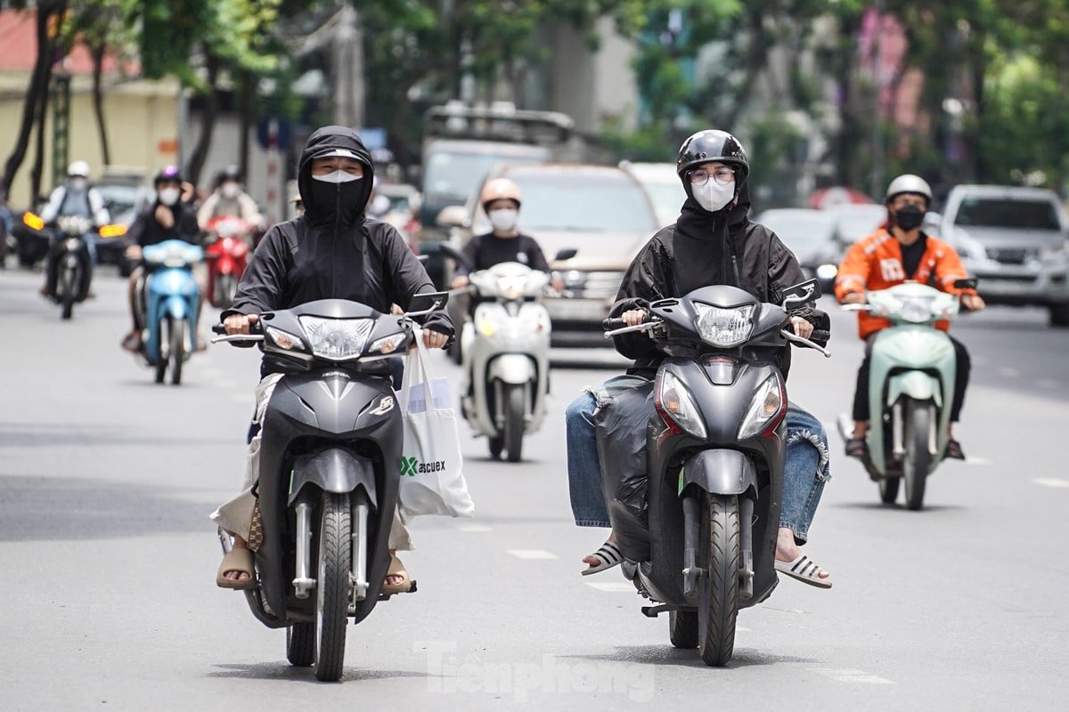 Arbeiter kämpfen unter der sengenden Sonne ums Überleben, während die Straßen in Hanoi über 50 Grad Celsius heiß sind. Foto 3