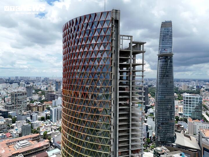 Saigon One Tower có vị trí sát bên cạnh tháp tài chính Bitexco, từng được kỳ vọng là tòa nhà cao thứ 3 Việt Nam nhưng dở dang suốt 13 năm nay. (Ảnh: Lương Ý)