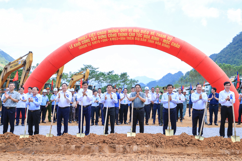 Le Premier ministre donne l'ordre de commencer la construction de l'autoroute Hoa Binh - Moc Chau