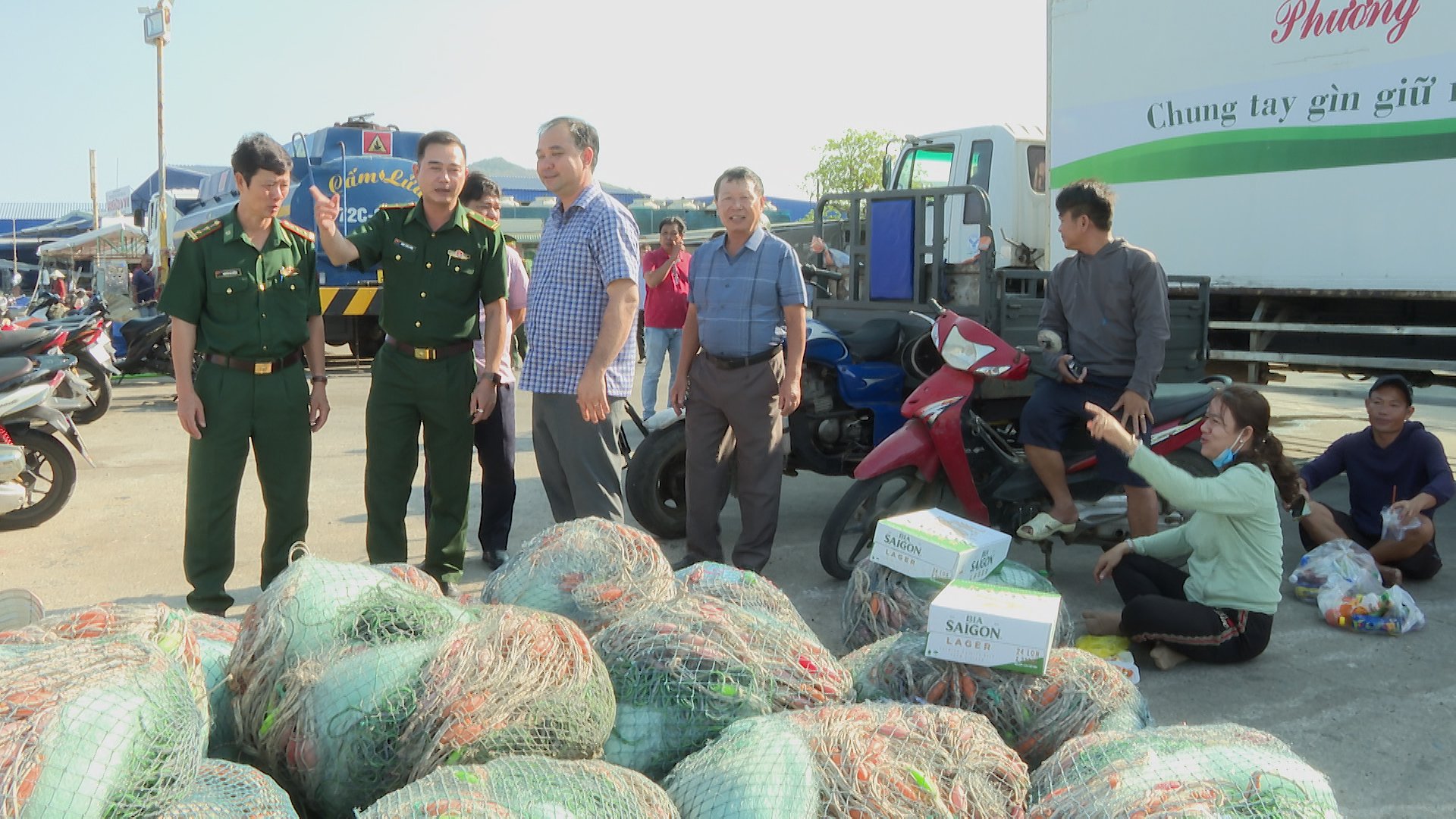 Bà Rịa-Vũng Tàu: Lãnh đạo H.Long Điền đến cảng cá tặng quà cho ngư dân vươn khơi- Ảnh 2.