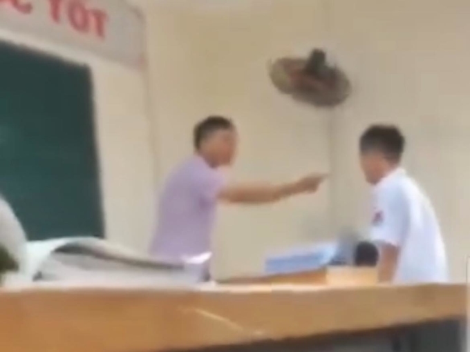 Un professeur d'anglais du lycée Phan Huy Chu - Thach That, montre du doigt ses élèves. Photo coupée de la vidéo