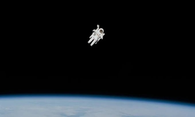 Esta fotografía muestra al astronauta Bruce McCandless II flotando sin ataduras fuera de la nave espacial Challenger. Foto: NASA