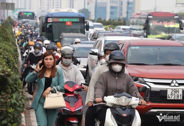 Traffic jams 'layer upon layer' on the gateway roads of Ho Chi Minh City near the end of the year photo 2
