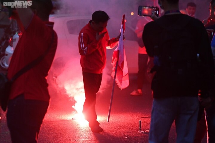 Hai Phong fans set off flares, Chairman Van Tran Hoan broke his promise - 3