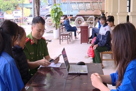 Les jeunes de la ville de Phu Tho, pionniers de la transformation numérique