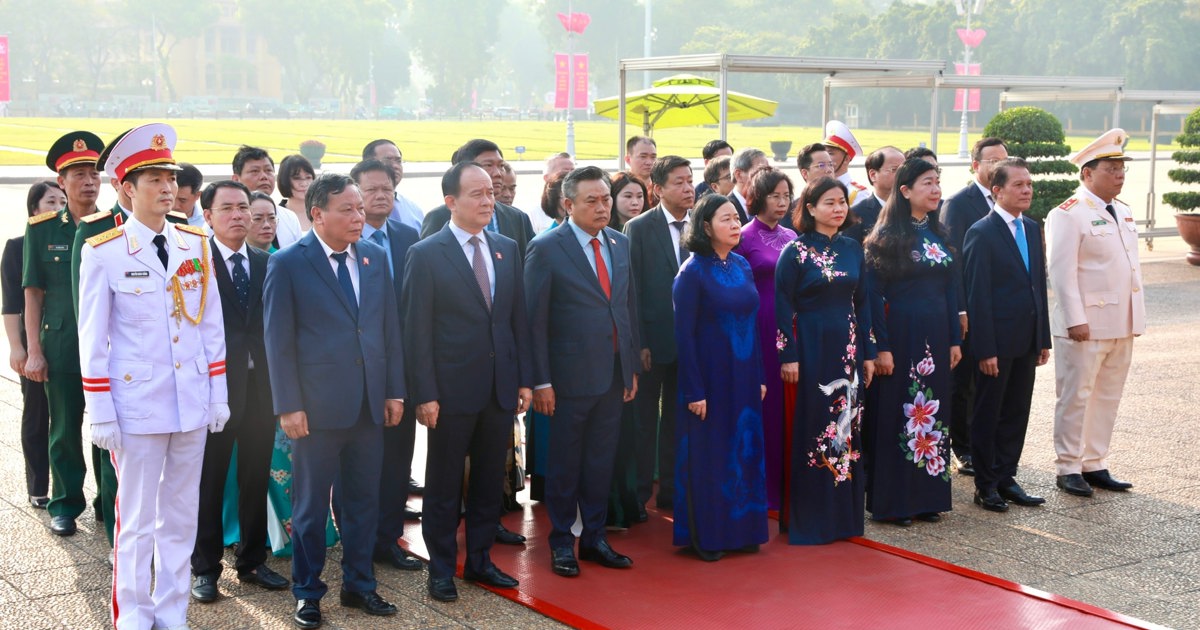 Politiker der Stadt Hanoi besuchen das Mausoleum, um Präsident Ho Chi Minh zu ehren