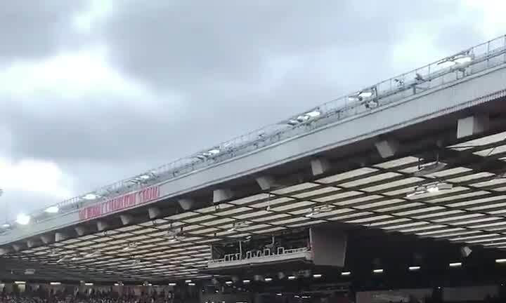Khán giả Old Trafford vỗ tay tri ân Ten Hag