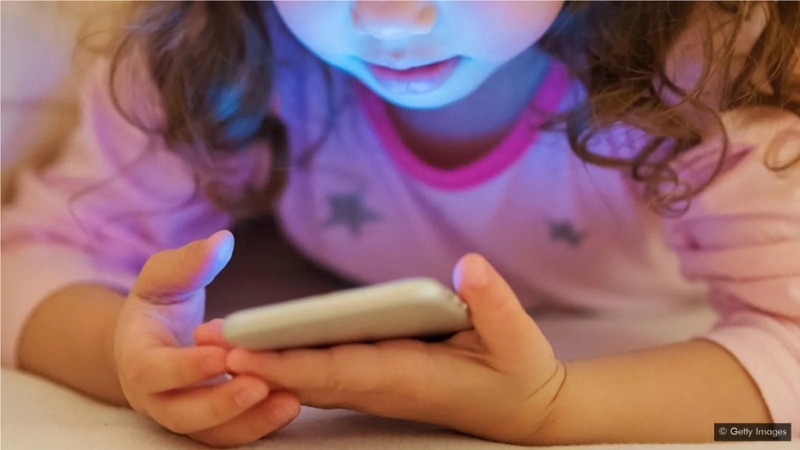 Некоторые дети долго спят, потому что они зависимы от телефонов и iPad. Иллюстрация: Getty Images