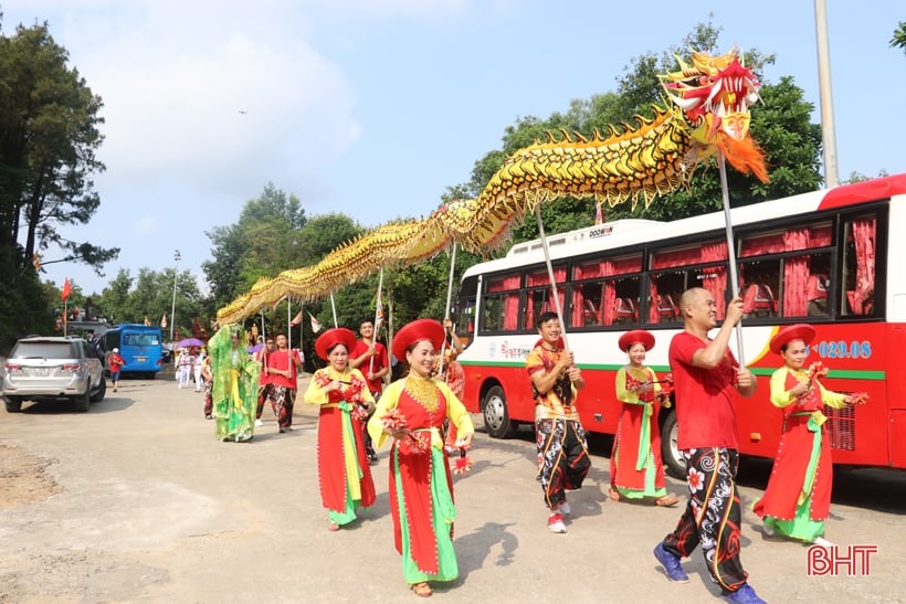 Unique ceremony of carrying the spirit tablet of the Ancestor Kinh Duong Vuong and the Hung Kings