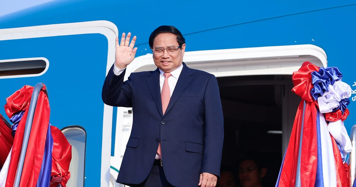 Premierminister Pham Minh Chinh kommt in Vientiane an, um an der 47. Sitzung des zwischenstaatlichen Ausschusses für bilaterale Zusammenarbeit zwischen Vietnam und Laos teilzunehmen.