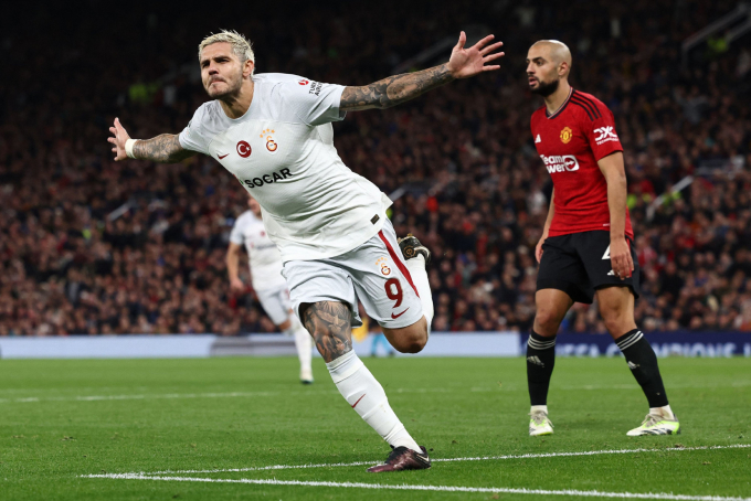 Icardi (trái) mừng bàn ấn định chiến thắng 3-2 cho Galatasaray trong trận làm khách trước Man Utd tối 3/10. Ảnh: AFP