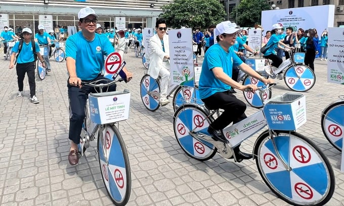 Faire du vélo en réponse à la Journée mondiale sans tabac du 31/5. Photo : Le Hao