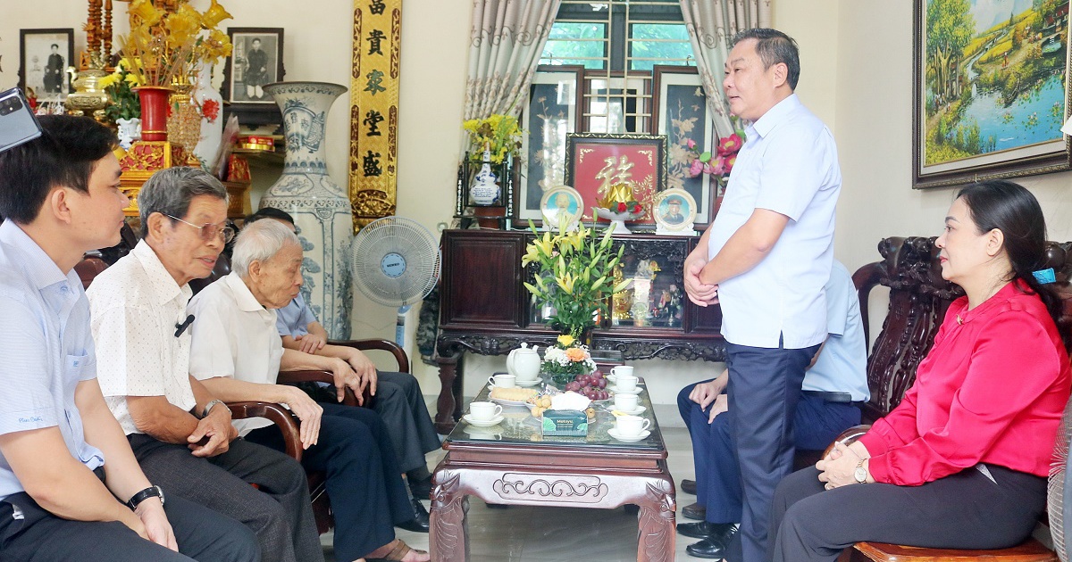 Los líderes de Hanoi visitan y entregan obsequios a los veteranos que participaron en la liberación de la capital