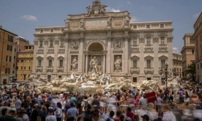 Đài phun nước Trevi ở Rome ngày 30/6 kín khách ghé thăm. Ảnh: Andrew Medichini/AP