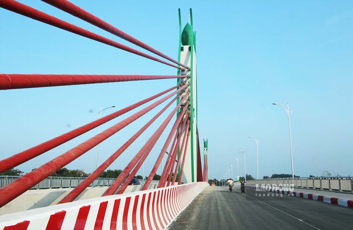 Huong Thuong Bridge has not been officially opened to traffic yet, but many people on both sides have traveled. Ms. Hoang Thuy Trang (Tuc Duyen Ward) said that the bridge is the wish of the people, with this bridge, the travel time between Thai Nguyen City and Dong Hy District can be shortened by 2/3.