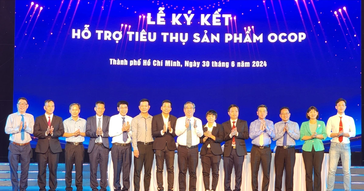 Annonce et remise de la décision de reconnaître les produits OCOP à Ho Chi Minh-Ville en 2023