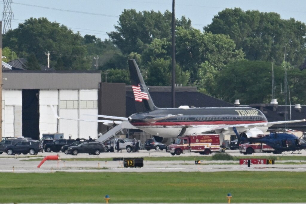 El avión del expresidente estadounidense Donald Trump aterrizó en el Aeropuerto Internacional de Milwaukee Mitchell, Wisconsin, el 14 de julio, un día después de un intento de asesinato durante un mitin de campaña en Pensilvania. Foto: AFP