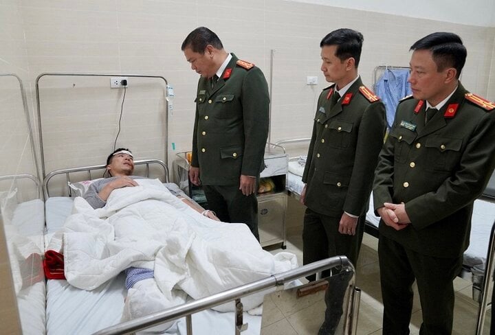 Le colonel Nguyen Thanh, directeur adjoint de la police provinciale de Hoa Binh et les membres de la délégation ont rendu visite et encouragé le capitaine Nguyen Viet Thang.