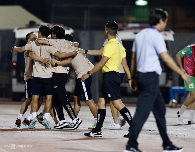 Ha Tinh coaching staff celebrate after Tran Dinh Tien's goal. Photo: Hai Tu