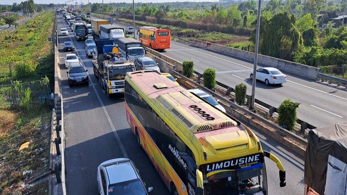 Nach dem Unfall kam es auf der Autobahn zu einem Stau von 5 km Länge. Foto: Duc Thinh