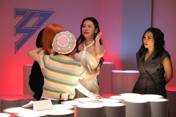 Bui Lan Huong cried and asked to be eliminated to give her position to her teammate who had to leave.