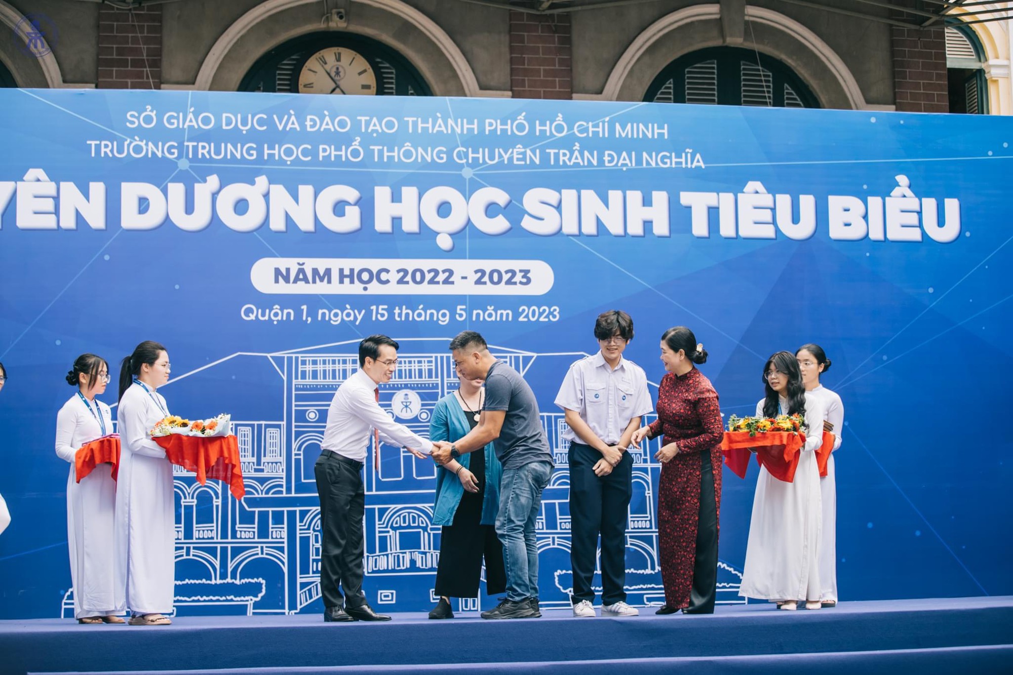 Tôn vinh phụ huynh trong lễ tổng kết năm học, tại sao không? - Ảnh 3.