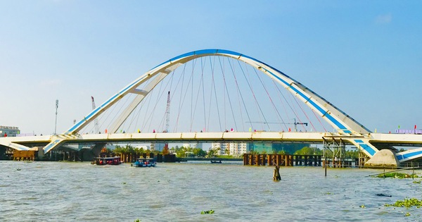 Technical opening of Tran Hoang Na bridge, connecting Ninh Kieu and Cai Rang districts