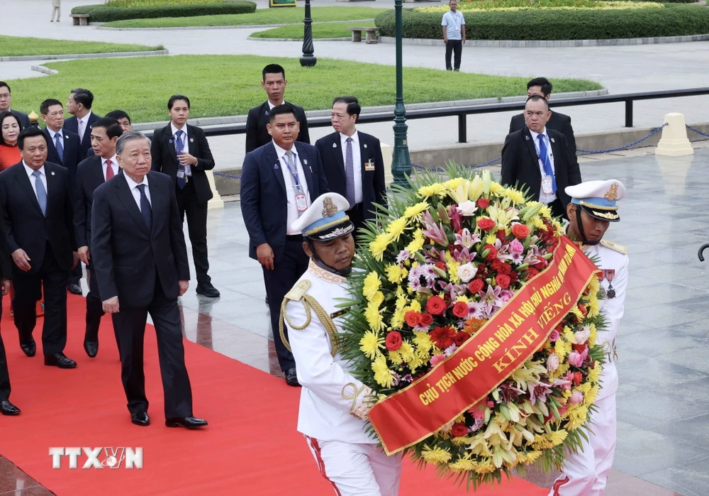 Präsident To Lam legte am Vietnam-Kambodscha-Freundschaftsdenkmal einen Kranz nieder. (Foto: Nhan Sang/VNA)