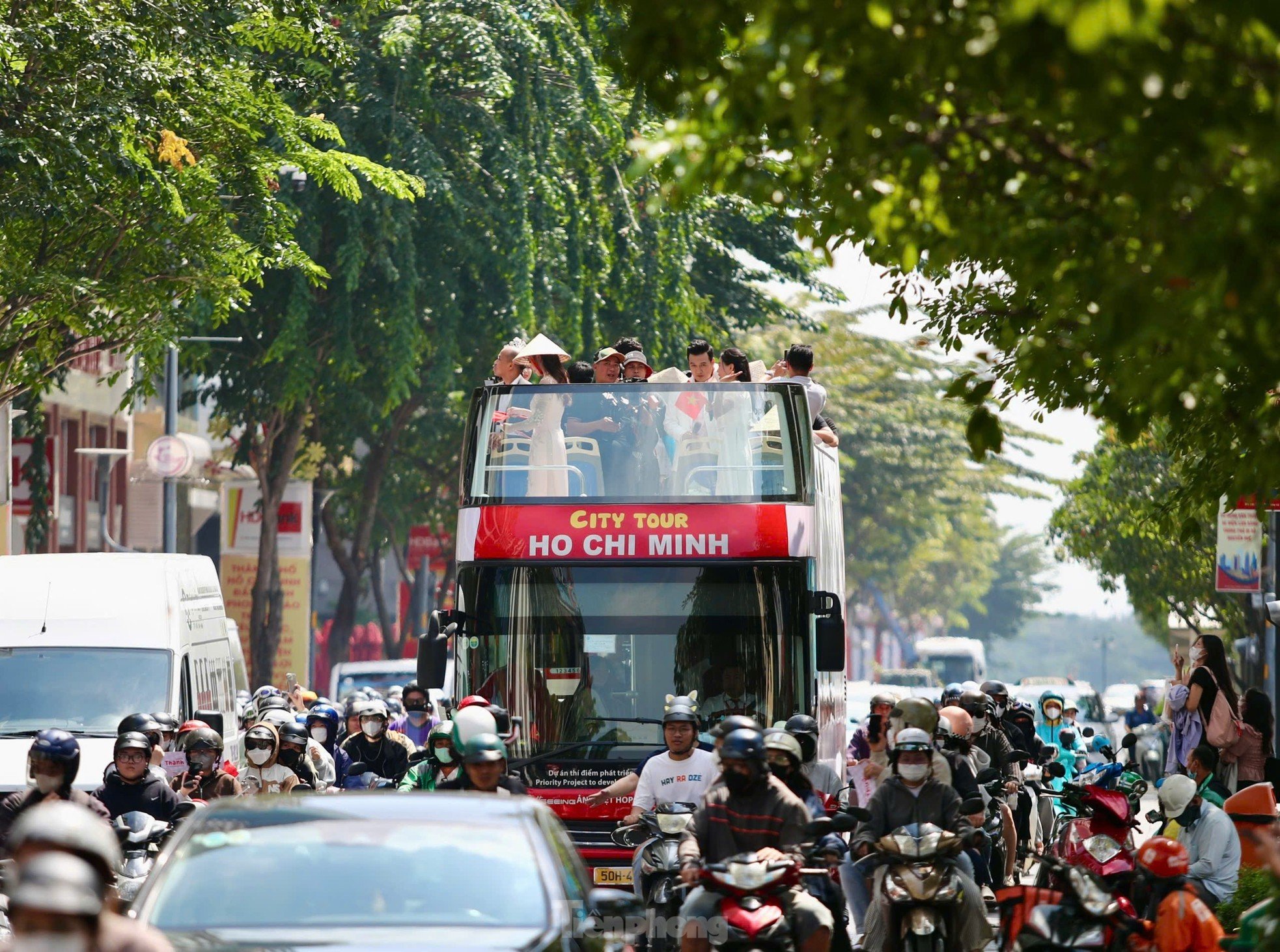 Le public a entouré la voiture de parade de Mlle Thanh Thuy, photo 5