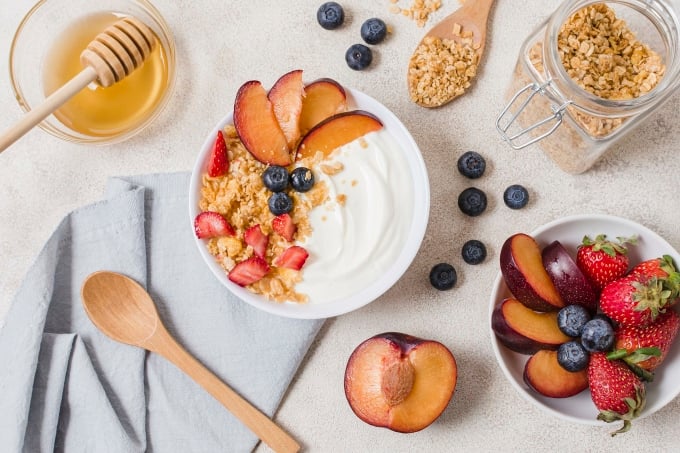 Yogurt and berries are good for headaches. Photo: Freepik