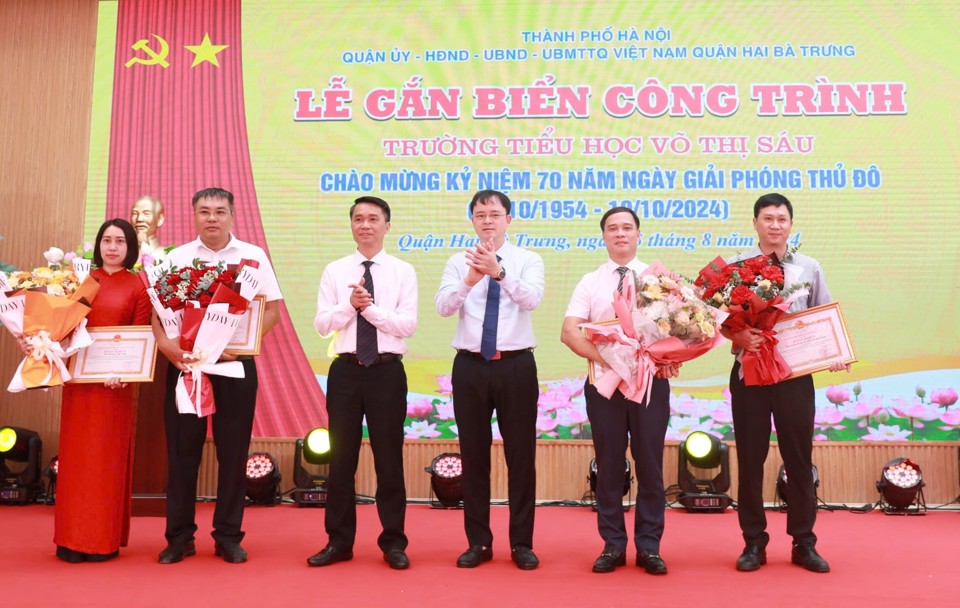 Head of the City's Emulation and Reward Committee Nguyen Cong Bang and Chairman of Hai Ba Trung District People's Committee Nguyen Quang Trung awarded Certificates of Merit from the Chairman of the City People's Committee to 1 collective and 3 individuals of the district with achievements in participating in the project implementation.