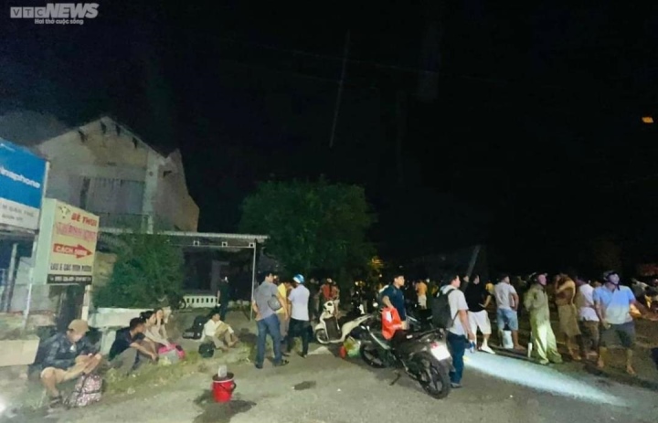 Phu Yen: Passenger bus crashes into house at night, 4 people injured and dead - 3