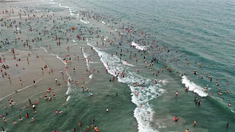 En se baignant sur la plage de Quan Lan, 4 touristes ont eu un accident, un est décédé |=> Publié dans le journal Bac Giang