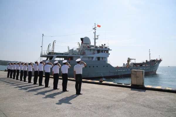 El buque 637 de la Región 5 de la Armada zarpa para cumplir con el deber del Tet en el mar