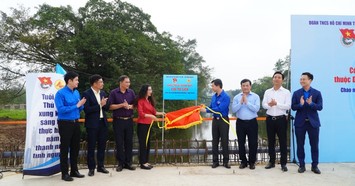 Colocación de un cartel para el Proyecto Juvenil para construir el Puente To Lich en el Distrito de Thuong Tin