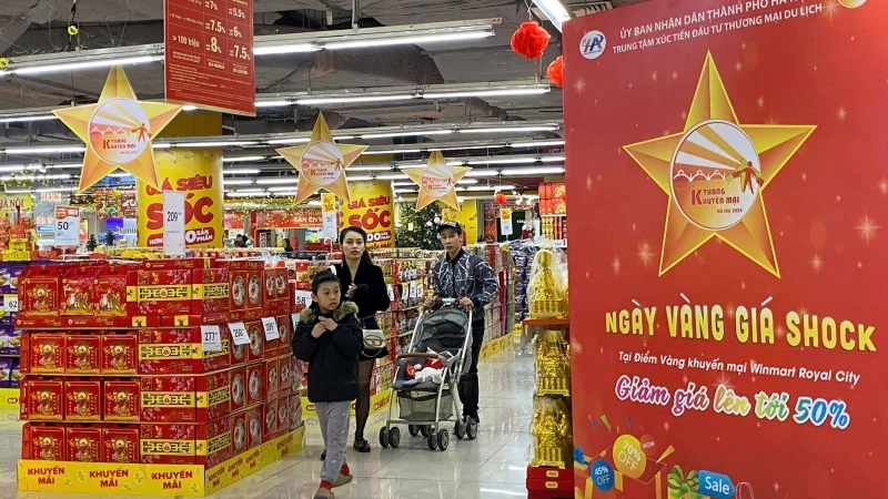 Supermarkets compete with each other in promotions, consumers hunt for Tet goods