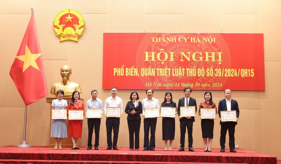 Chairman of Hanoi People's Committee: Every official and civil servant must master the provisions of the Capital Law - Photo 2