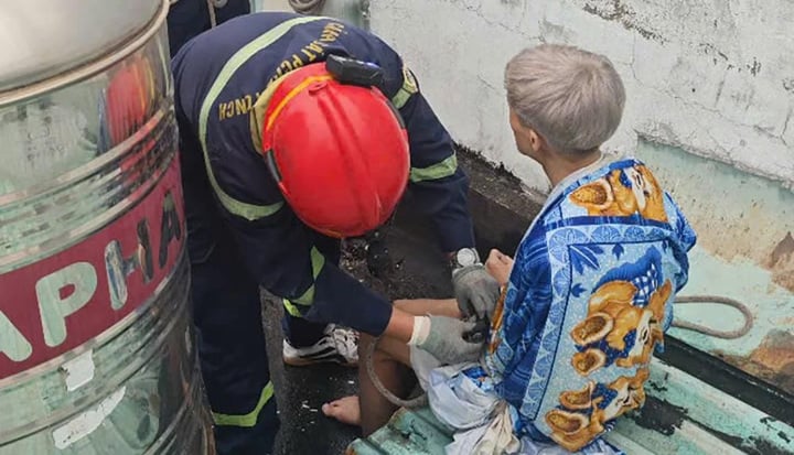 La policía vendó la herida y logró bajar sano y salvo al suelo al joven sospechoso de estar drogado.