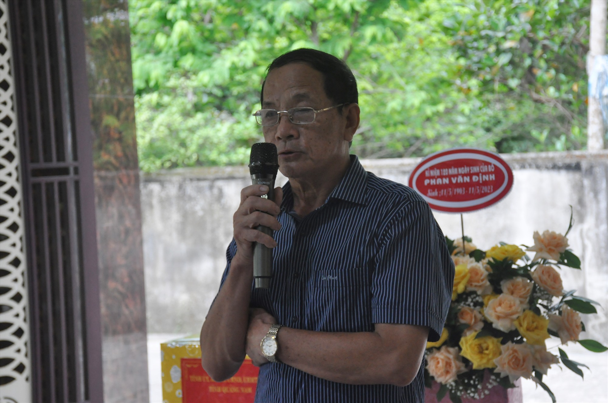 Relatives of comrade Phan Van Dinh were moved to thank the provincial leaders for their affection at the meeting. Photo: N.D