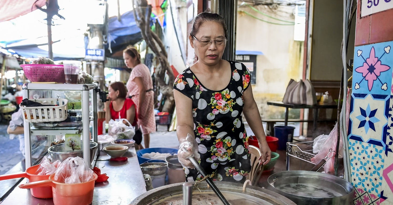 Quán bún sung 40 năm ở Nam Định: Chỉ 10 nghìn/bát, hết veo cả tạ bún mỗi ngày