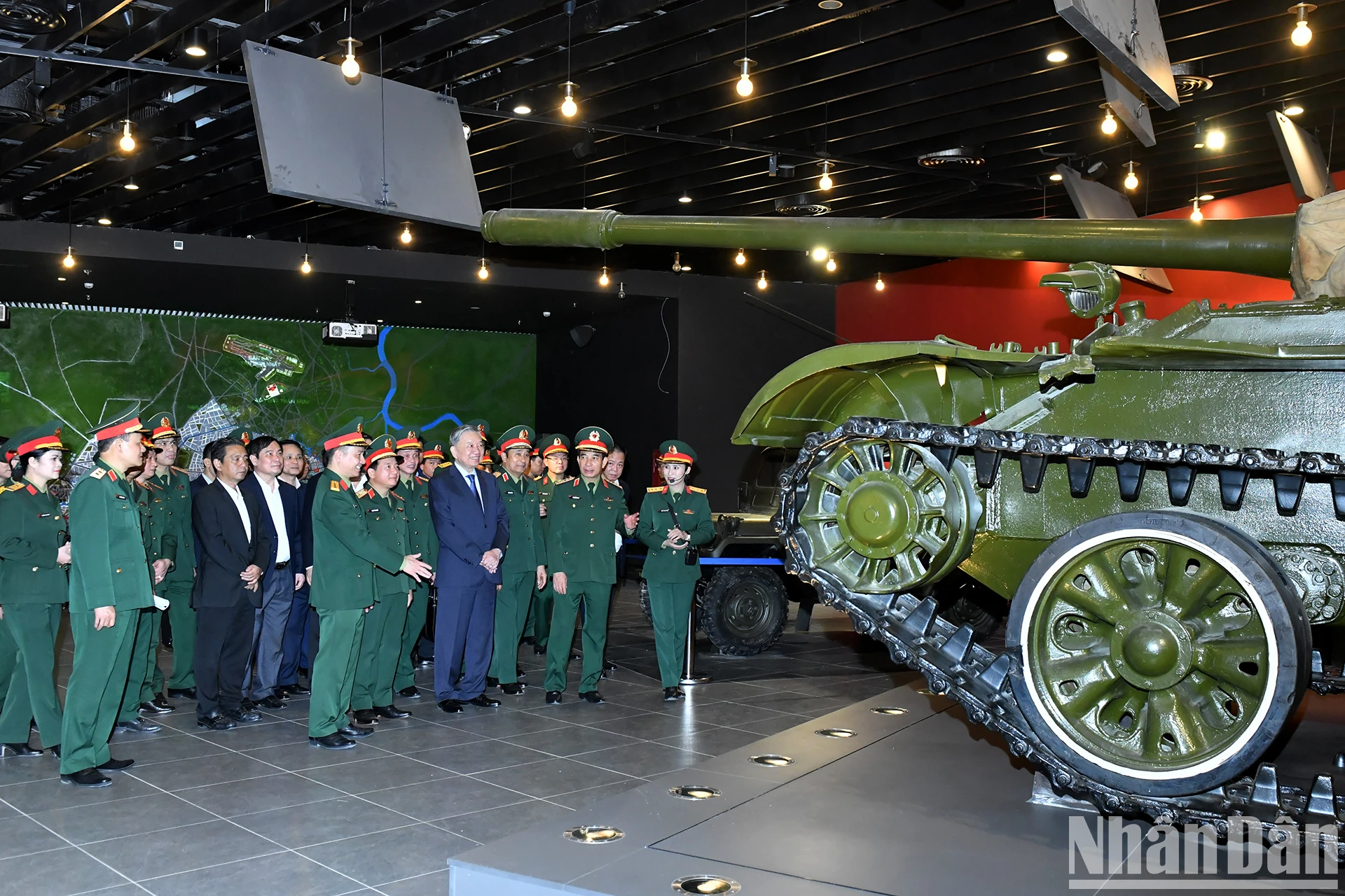 [Foto] Generalsekretär To Lam besucht und arbeitet im Vietnam Military History Museum Foto 7