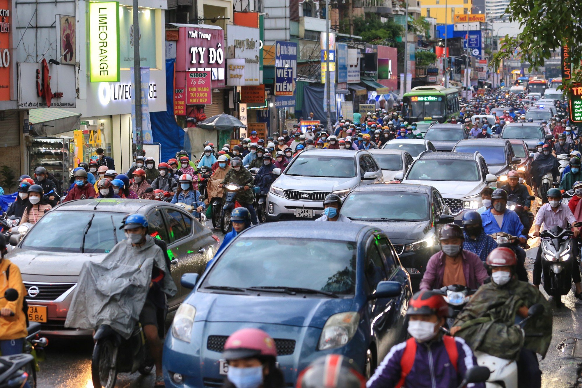 Năm nay, TP.HCM đặt mục tiêu xóa ít nhất 1 'điểm đen' ùn tắc - Ảnh 1.