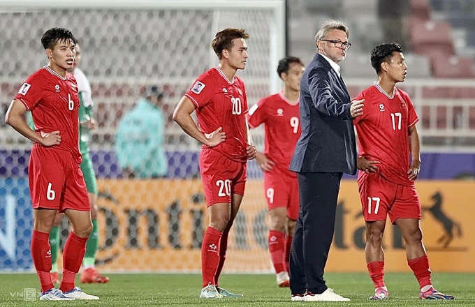 HLV Philippe Troussier (áo đen) cùng các cầu thủ Việt Nam sau trận thua Indonesia 0-1, ở lượt trận hai bảng D Asian Cup 2023. Ảnh: Lâm Thoả