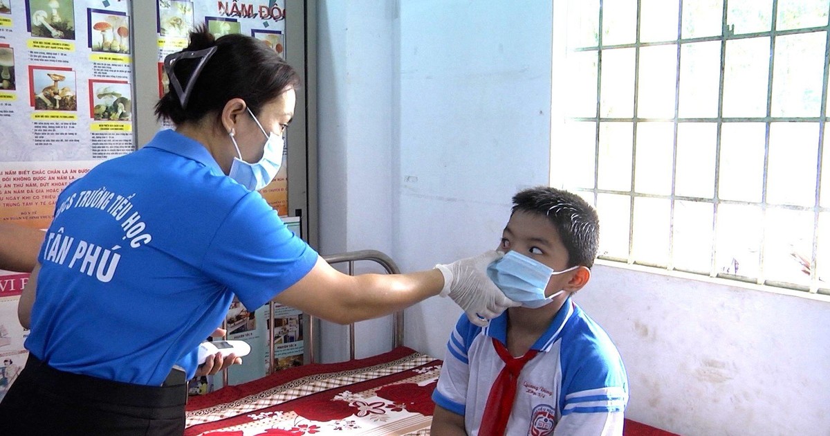 Many schools in Dong Xoai City have students suffering from pink eye.