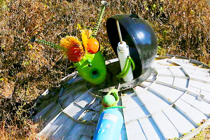 Un objet mystérieux ressemblant à un OVNI laissé sur le bord de la route. Photo : Google